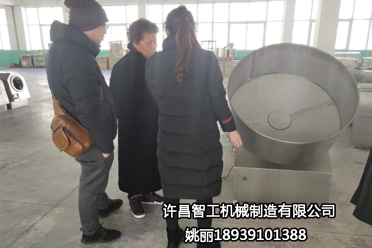陜西客戶來許昌智工考察試機湯圓機，制餡非常滿意，現(xiàn)場定機