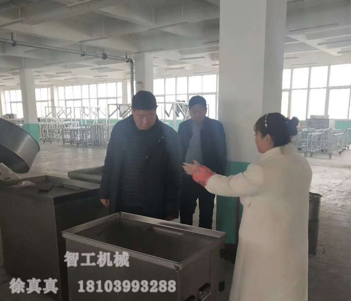 魯山老客戶再次來許昌智工考察訂購湯圓機、元宵制陷機！