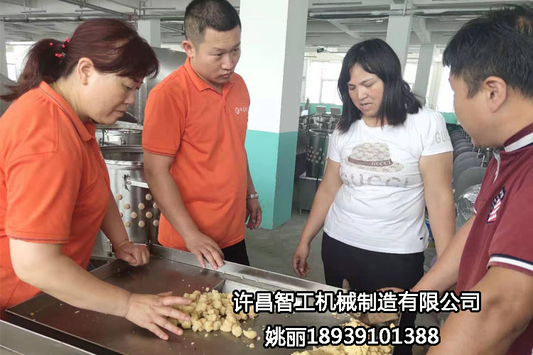 河南周口客戶自帶原料到許昌智工考察、試機制餡機?。ㄗ龈恻c）