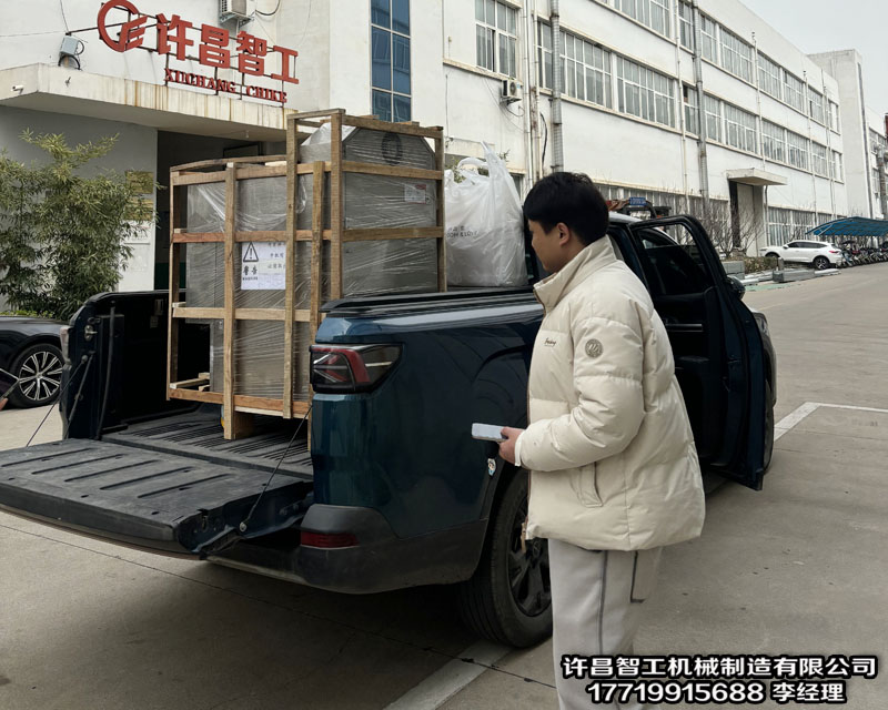 安徽客戶來廠試機炒制大米，效果滿意，現(xiàn)場裝車拉走小型電磁炒貨機一臺